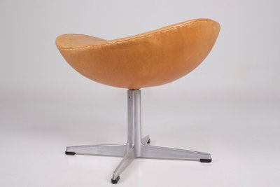 Poltrona Egg con poggiapiedi – Arne Jacobsen
