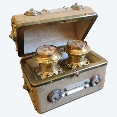 Scatola porta profumo di piccole dimensioni in pelle e madreperla, risalente all'epoca di Napoleone III.