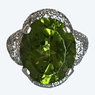 7253- Important White Gold Ring Peridot Diamonds