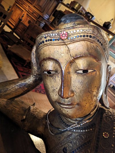 Ein großer burmesischer Buddha
