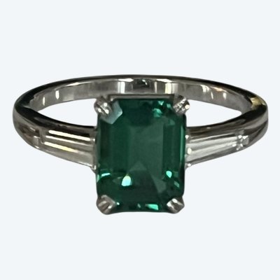 6892- Ring Platinum Green Stone Diamonds