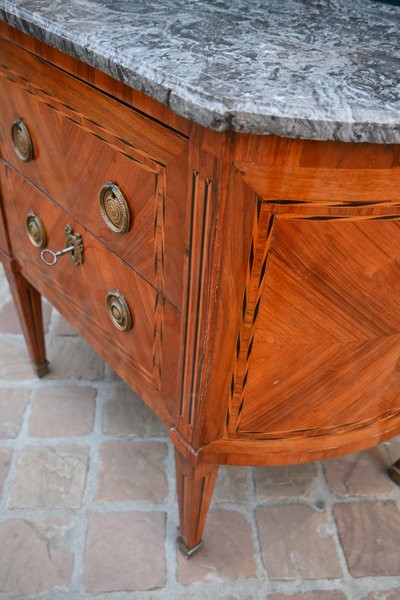 Commode forme demi lune d époque Directoire