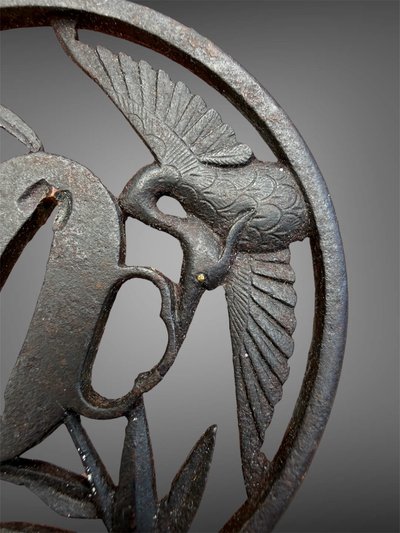 Tsuba maru gata en fer à décor de grues - Époque Edo - D. 8,4 cm.