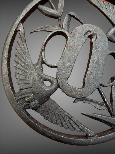 Tsuba maru gata en fer à décor de grues - Époque Edo - D. 8,4 cm.