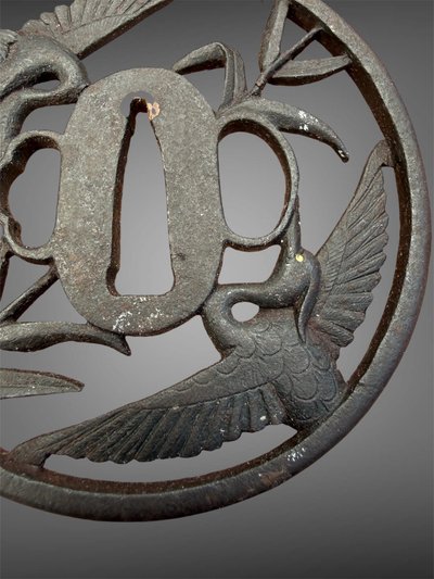 Tsuba maru gata en fer à décor de grues - Époque Edo - D. 8,4 cm.