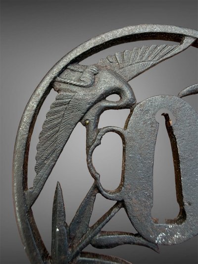 Tsuba maru gata en fer à décor de grues - Époque Edo - D. 8,4 cm.