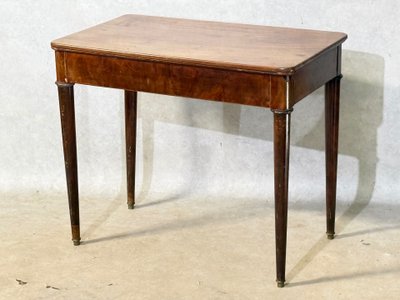 Kleiner Tisch mit Mahagonibaum