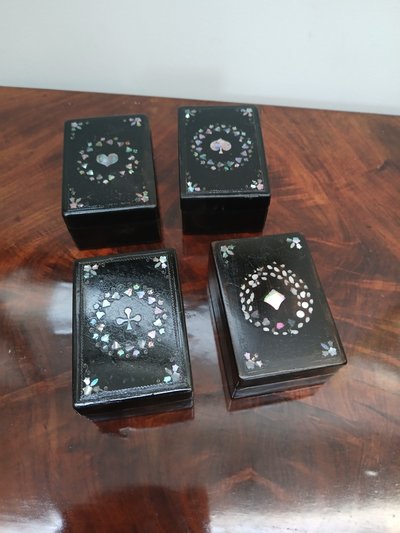 Tablett mit Token-Boxen.