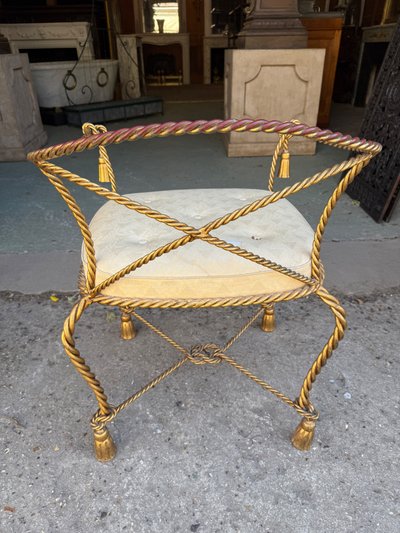 Fauteuil Italien en fer torsadé doré vers 1950, décor de pompons 