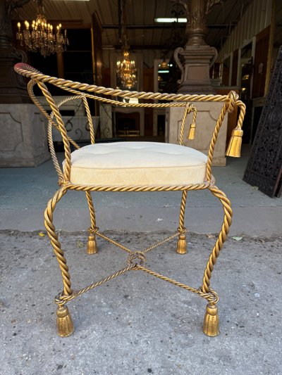 Fauteuil Italien en fer torsadé doré vers 1950, décor de pompons 