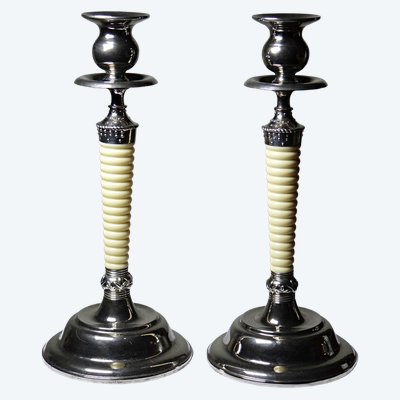 Paire de bougeoirs flambeaux vintages métal argenté plastique façon ivoire