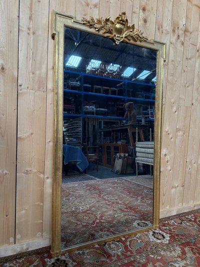 Specchio con frontone in stile Luigi XVI in legno dorato