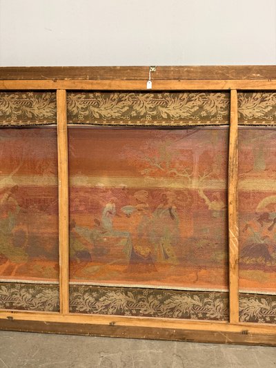 Tapisserie ancienne de scènes folkloriques japonaises, 19ème siècle, 208x110cm. Très bon état de conservation.