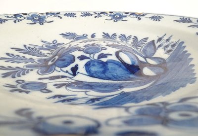 Grand plat rond à ombilic faïence Delft blanc bleu bouquets fleurs XVIIIème