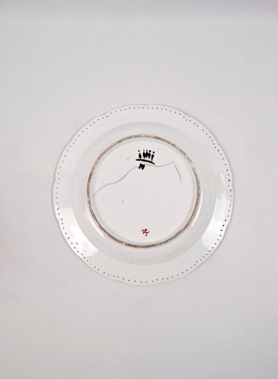 Assiette Capodimonte en porcelaine bas-relief de chérubin polychrome début XXe