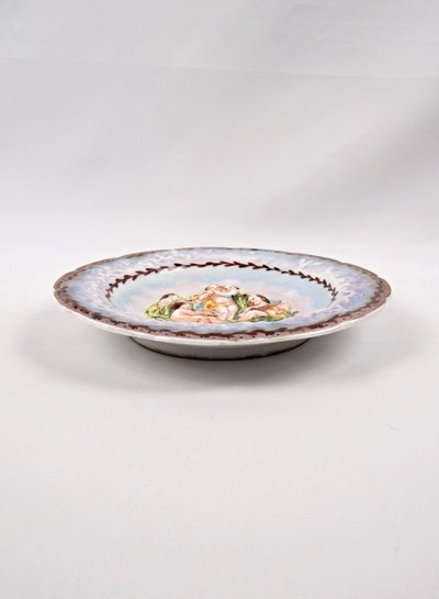 Assiette Capodimonte en porcelaine bas-relief de chérubin polychrome début XXe