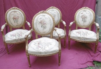 Suite De Quatre Fauteuils style Louis XVI à Dossier Médaillon