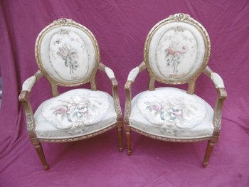 Suite De Quatre Fauteuils style Louis XVI à Dossier Médaillon