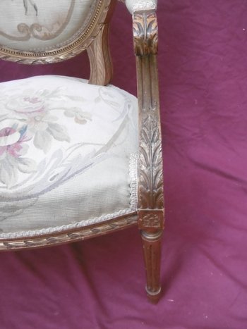 Suite De Quatre Fauteuils style Louis XVI à Dossier Médaillon