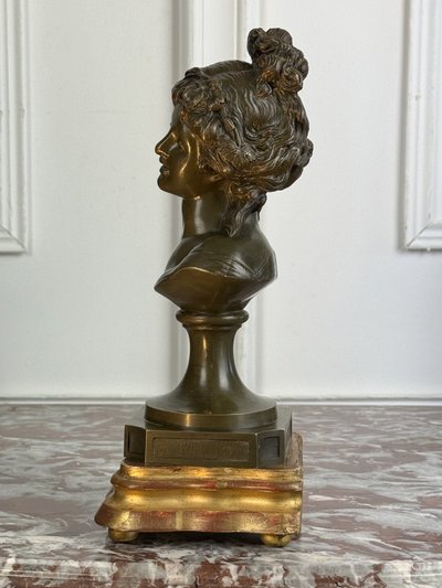 BUSTE DE JEUNE FEMME EN BRONZE A PATINE VERTE SIGNÉ " CLODION 1738 - 1814 "