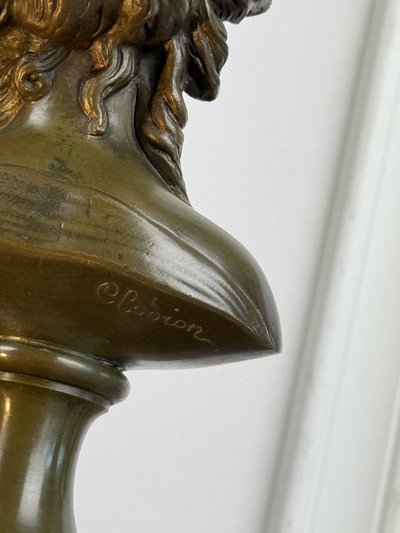 BUSTE DE JEUNE FEMME EN BRONZE A PATINE VERTE SIGNÉ " CLODION 1738 - 1814 "