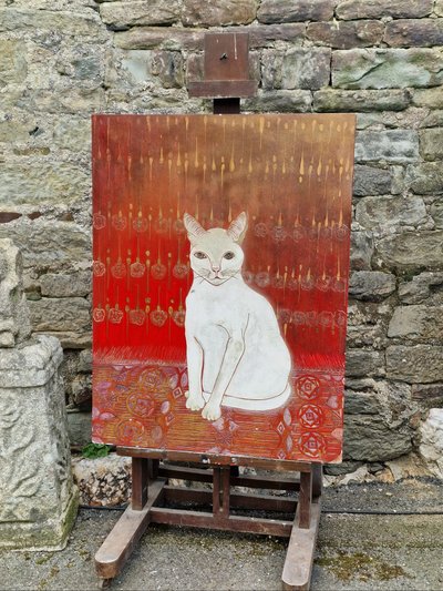 Important panneau en laque art déco chat blanc au tapis persan rouge khao manee thailande