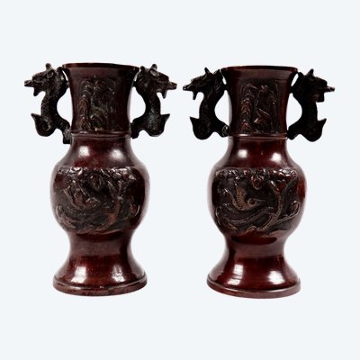 Paire de vases en bronze japonais balustre à anses époque Meiji (1868-1912)