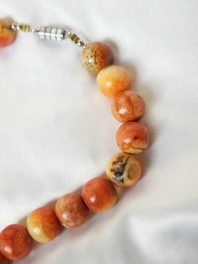 Collana vintage anni '60-'70 in corallo mela o spugna naturale con perline grandi