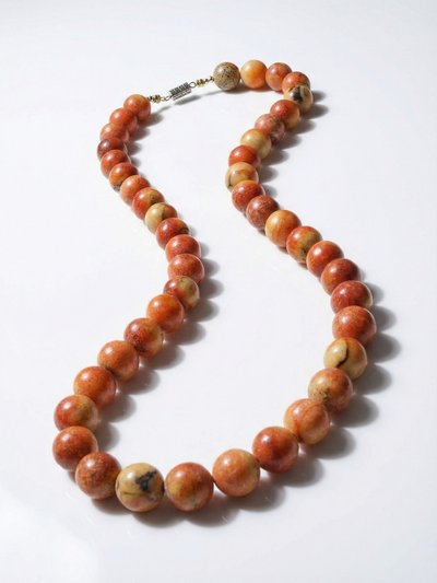 Collana vintage anni '60-'70 in corallo mela o spugna naturale con perline grandi