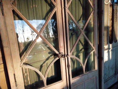 Antica porta francese proveniente da un castello, un'orangerie, un'officina o una soffitta del XIX secolo.