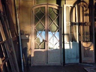 Antica porta francese proveniente da un castello, un'orangerie, un'officina o una soffitta del XIX secolo.