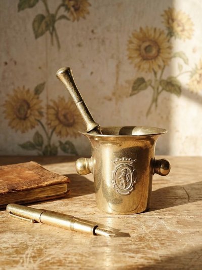 Mortier et pilon d’apothicaire en bronze doré décor héraldique XXe