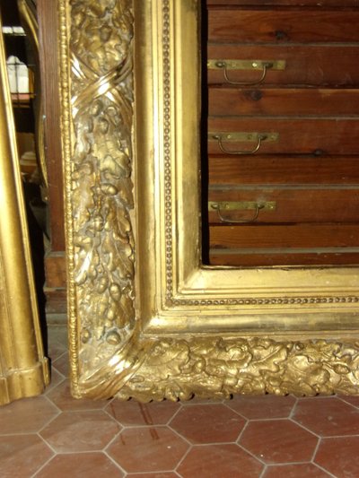 Cornice del XIX secolo in legno dorato.