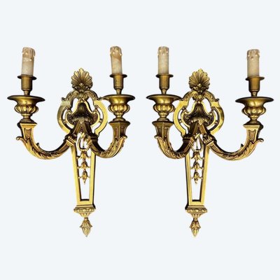 Coppia di grandi applique da parete in bronzo dorato in stile Luigi XVI.