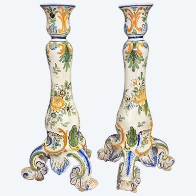 Paire de grands bougeoirs en faïence polychrome – Décor floral – H 34 cm