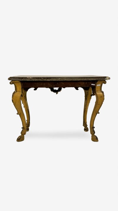 Console en bois sculpté, laqué et doré, XVIIIe siècle
