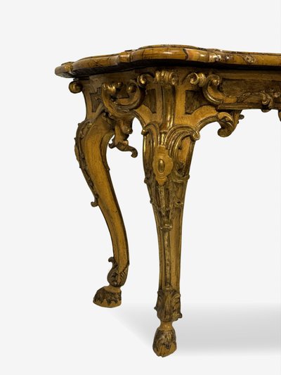 Console en bois sculpté, laqué et doré, XVIIIe siècle