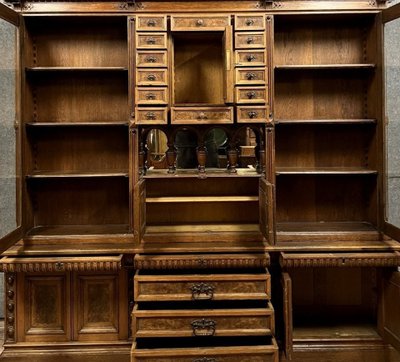 Large double-sided display case – Renaissance style – Walnut and burl wood – 19th century