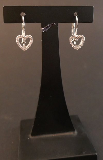 Orecchini a forma di cuore, in oro bianco 18 carati.