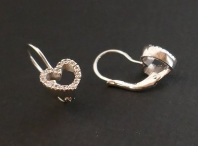 Orecchini a forma di cuore, in oro bianco 18 carati.