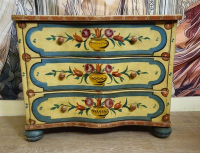 Commode peinte, galbée style Louis XV Vénitien – époque XXeme