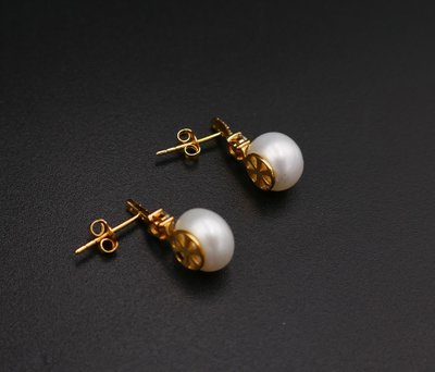 Orecchini di perle e pietre preziose, in oro 18 carati.