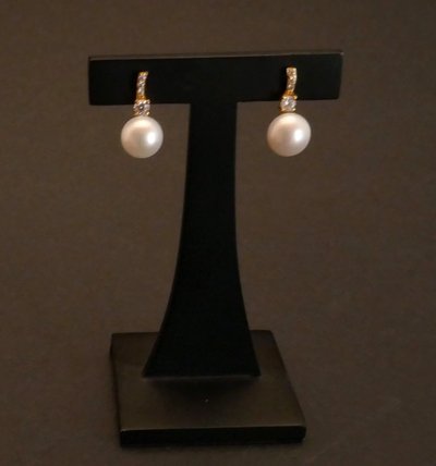 Orecchini di perle e pietre preziose, in oro 18 carati.