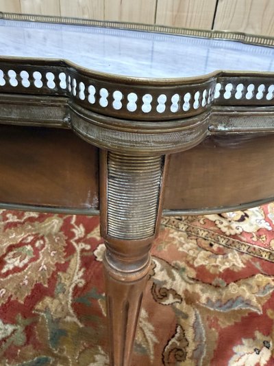 Bouillotte-Couchtisch im Louis XVI-Stil