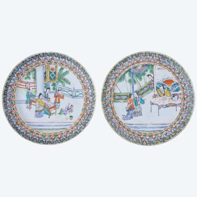 Coppia di piatti cinesi in porcellana verde di famiglia canton con decorazioni di palazzi e studiosi