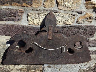 Fronton Neo-Renaissance Bas relief représentant le diable dans le gout de Hugues Sambin