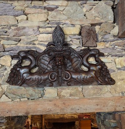 Fronton Neo-Renaissance Bas relief représentant le diable dans le gout de Hugues Sambin