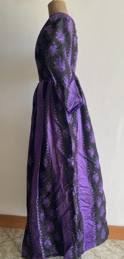 Long pleated damask silk dress – Early 19th century – Purple floral patterns on a black background