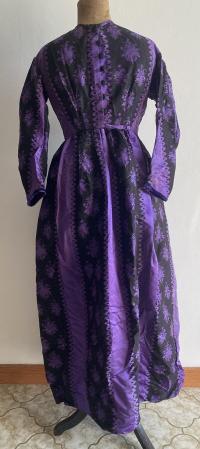 Long pleated damask silk dress – Early 19th century – Purple floral patterns on a black background