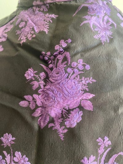 Long pleated damask silk dress – Early 19th century – Purple floral patterns on a black background